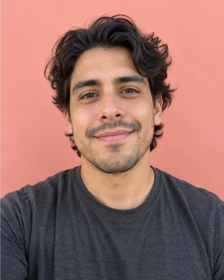 Example: a man with wavy hair, shown as a plain selfie, with 478 measured points, and with his result